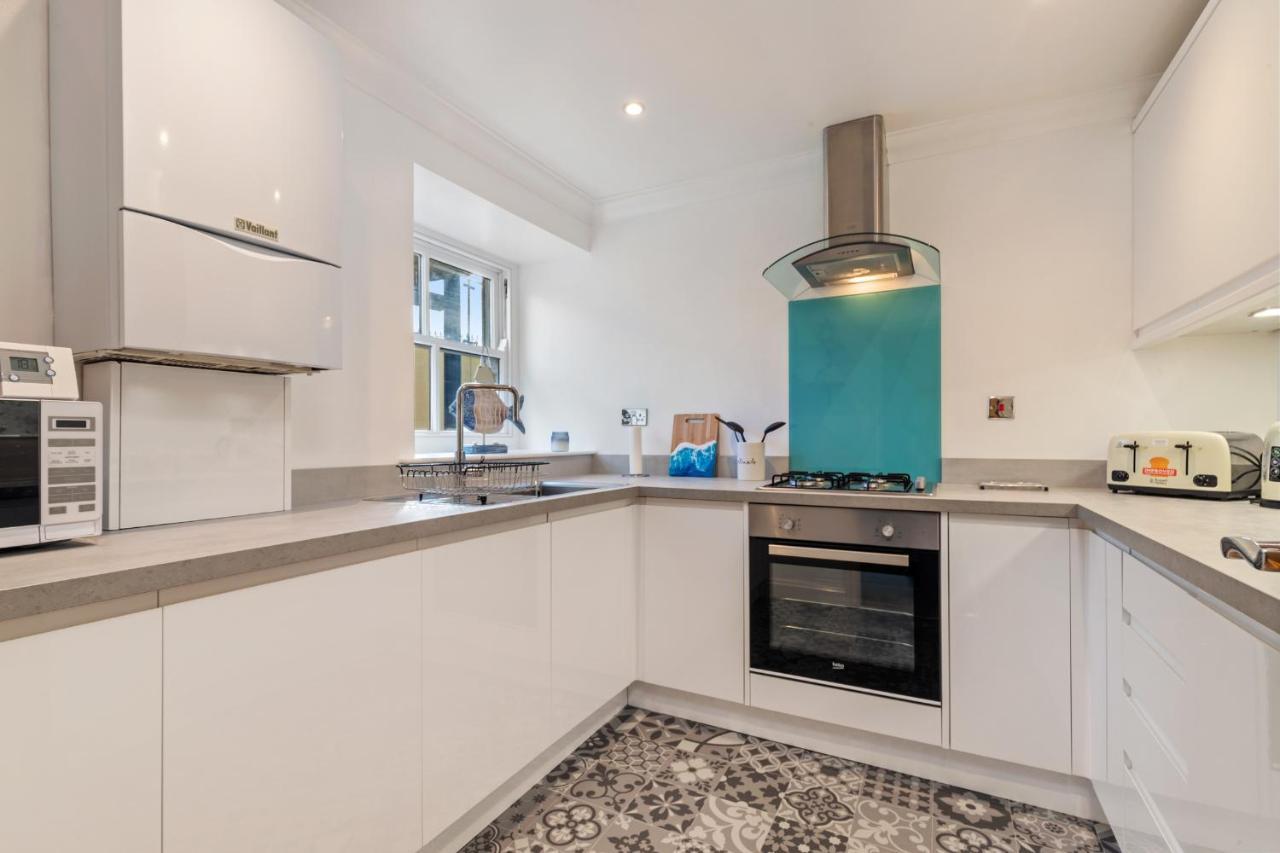 3 South Beach Court - Cosy Seafront Apartment Tenby Esterno foto